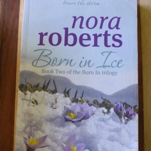 Nora Roberts - Born in Ice